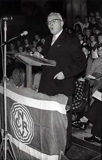 Mr. A.B. Roosjen houdt een toespraak bij het 35-jarige bestaan van de NCRV (1959)
