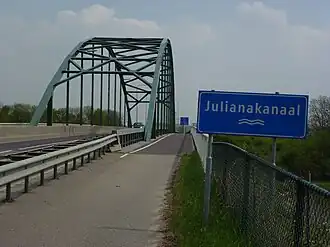 De brug bij KM 32,57 bij Roosteren