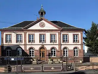 Gemeentehuis en school