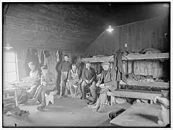 Het interieur van een rorbu in Kabelvåg, circa 1900-1910.