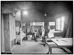 Het interieur van een rorbu in Kabelvåg, circa 1900-1910.