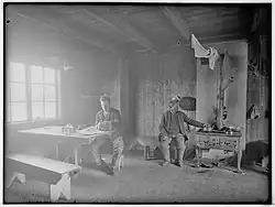 Het interieur van een rorbu in Kabelvåg, circa 1900-1910.