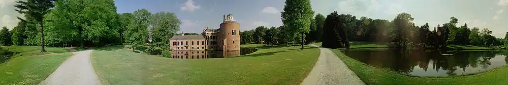 360° panorama van Kasteel Rosendael met omliggende tuinen en vijvers en met uiterst rechts de Bedriegertjes.