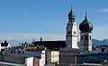 Gezicht op de Sint-Nicolaaskerk (gotisch, 1450) en de H. Geestkerk (1449) te Rosenheim-stad