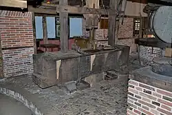 Slagblok en doodbed met kantstenen en rechts vuister