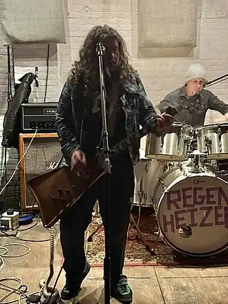 Curry live met zijn band Tetsuwan