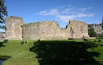 Rothesay Castle vanuit het zuidwesten. Van de zuidwestelijke toren (rechts) is vrijwel niets over.