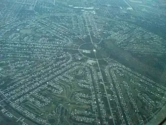 Luchtopname van Rotonda waarop het karakteristieke ontwerp van de plaats te zien is.