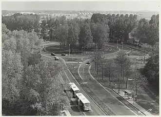 Oude situatie van het Delftplein met rotonde omstreeks 1989.