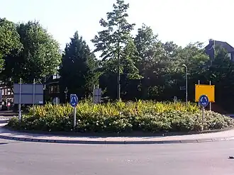 Rotonde bij Dorp Overveen.