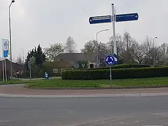 Rotonde bij de Boerderijenakker met ANWB wegwijzer.
