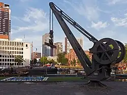 Monumentale havenkraan bij de Leuvehaven