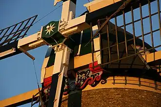 De fraai bewerkte baard van de molen