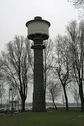 Watertoren in 2009. Erachter ligt een Johan Cruyff Court, op de achtergrond de Nieuwe Maas met het noordelijkste puntje van het Mallegat.