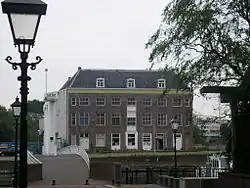 Voormalig VOC gebouw het Zeemagazijn.