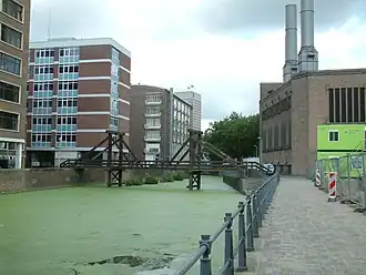 De tweede Krattenbrug voor de sloop in 2008. Deze brug bestond van hout en was een trapbrug, net als de originele brug van voor de oorlog.