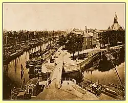 Rotterdam scheepsmakershaven wijnhaven met op de achtergrond de Zuiderkerk, 1890