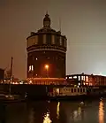 De watertoren bij nacht