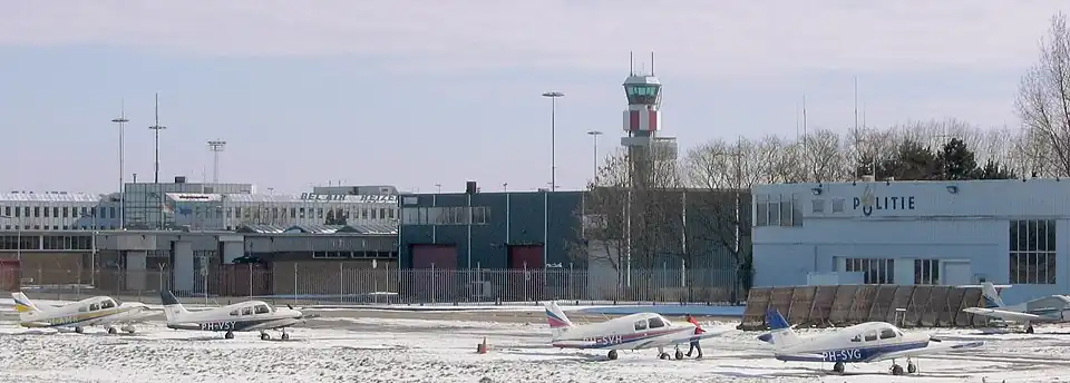 Rotterdam The Hague Airport onder een laagje sneeuw