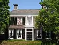 Landhuis "Buitenzorg" met gevel in trant Lodewijk XV-XVI. Houten ophaalbrug. klapbrug, toegang gevend tot het landhuis