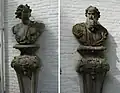 Twee borstbeelden op sokkels