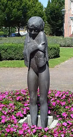 Meisje met handdoek (ca. 1990), Rotterdam