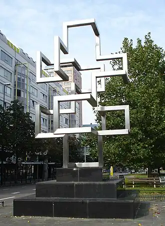 Mariniersweg met Kunstwerk "Taxat" van Woody van Amen