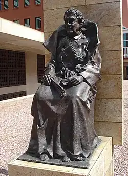 Beeld van Koningin Wilhelmina, Kop van Zuid, Wilhelminahof