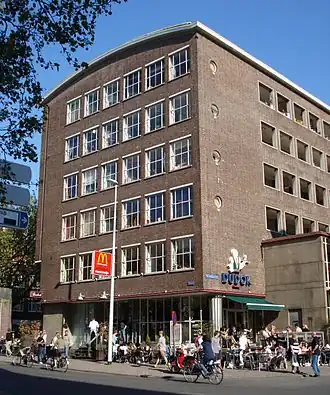 Kantoorgebouw met woningen De Nederlanden van 1845