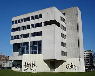 Het gebouw is gevestigd aan de Oostmaaslaan 950 en vrijmetselaarsbeweging De Drie Kolommen is hier onder andere gevestigd.