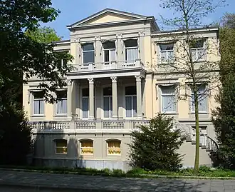 Het hoofdgebouw in 2007, voor de laatste renovatie in 2014.