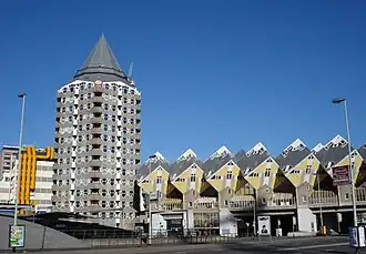 Het Potlood met rechts de Kubuswoningen