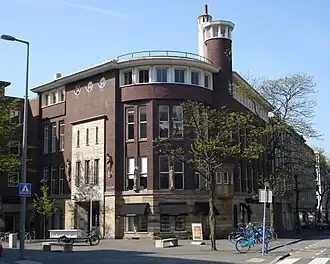 Voormalige bank- en kantoorgebouw van de Rotterdamsche Hypotheekbank op de hoek Schiedamse Vest - Witte de Withstraat (rijksmonument).