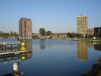 Coolhaven. Rechts het GEB-gebouw aan de Rochussenstraat