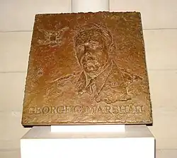 Reliëf van George Marshall, stadhuis