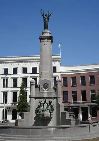 Calandmonument aan de Veerkade