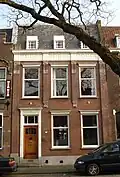 Herenhuis gebouwd in sobere Um-1800 (overgangs)stijl