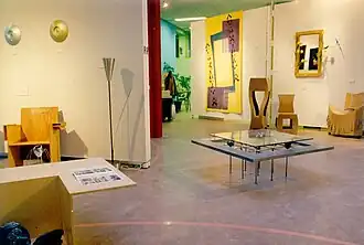 Werk van Jackson & Roodbol, twee stoelen en een sokkel van aan elkaar gestikt hardboard (rechts achter), Museum Hillesluis, 1993