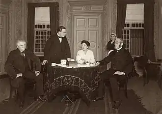 Een scène uit het toneelstuk "Martin Jacobi's Remedie" door het Rotterdamsch Tooneel.