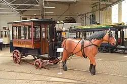 Paardenomnibus 111 met paard.