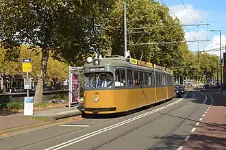 Düwag-dubbelgelede wagen 385 op de Linker Rottekade.