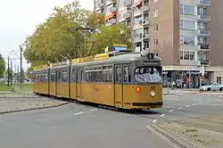 Düwag-dubbelgelede wagen 385 op de Goudsesingel.