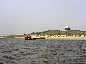 Rottumerplaat met observatiepost gezien vanuit zee.