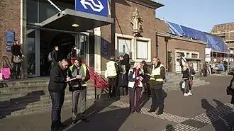 Roverleden in actie bij het station van Roosendaal
