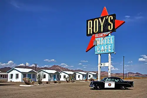 Het gerestaureerde Roy's Motel and Café in Amboy, Californië, in de Mojavewoestijn