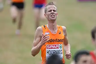Roy Hoornweg in actie tijdens het EK Cross van 2015 in Hyères.