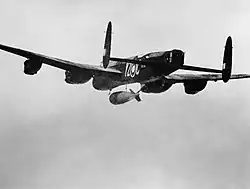 Een 617e Squadron RAF, Avro Lancaster laat een Grand Slam bom vallen