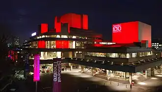 Het National Theatre bij avond