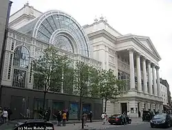 Serrehal en hoofdgebouw