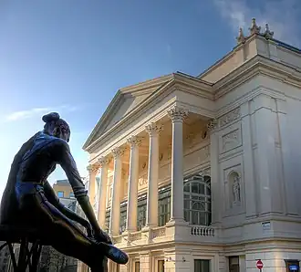 De klassieke gevel van het Royal Opera House